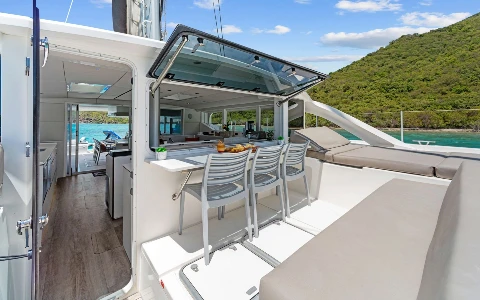 Salon with open doors to cockpit